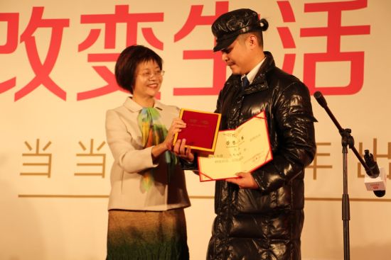 当当董事长俞渝和知名畅销书作家大冰合影
