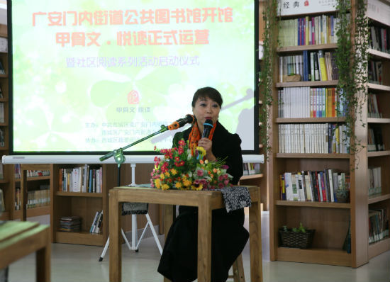 北京电视台著名主持人吕昀给小朋友讲了故事《狼和狐狸》