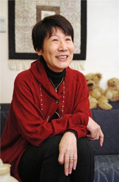 上月辞世的津岛佑子是日本著名作家太宰治的次女，但父亲在其两岁时自杀身亡。