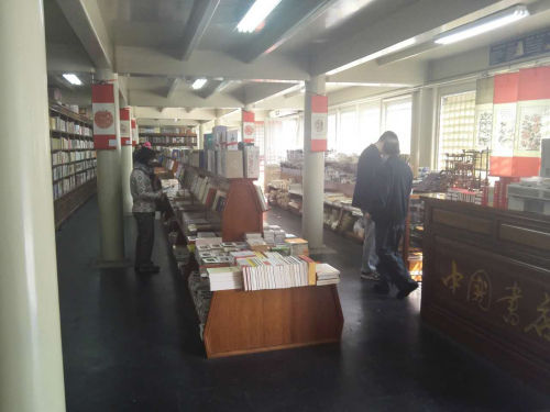 2016年4月20日上午，几位读者在中国书店雁翅楼24小时书店选书