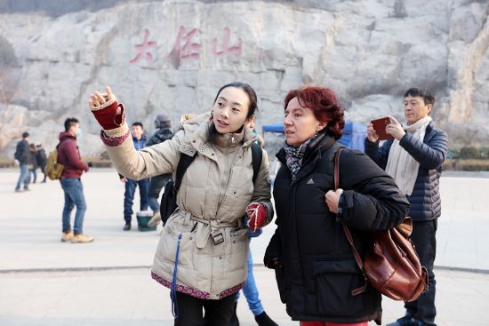 导演与《一句顶一万句》的意大利文译者帕特里西亚·里贝拉蒂（Patrizia Liberati）在拍摄现场