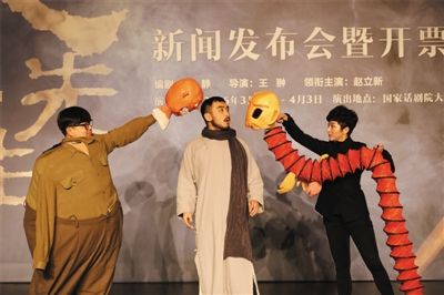 导演王翀决定不在舞台上模拟历史上的鲁迅形象，而要用当代人的眼光，当代剧场的美学，把鲁迅带到观众面前。