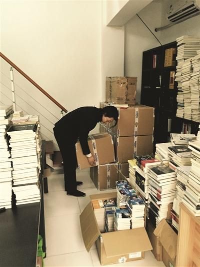 　店员正打包图书。