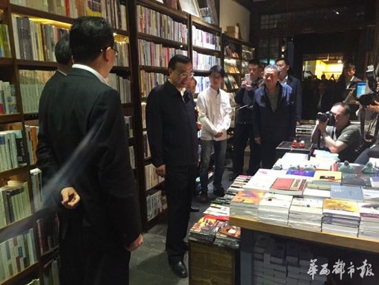 李克强在书店内。