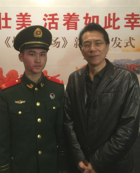 何建明与天津爆炸消防英雄周倜合影